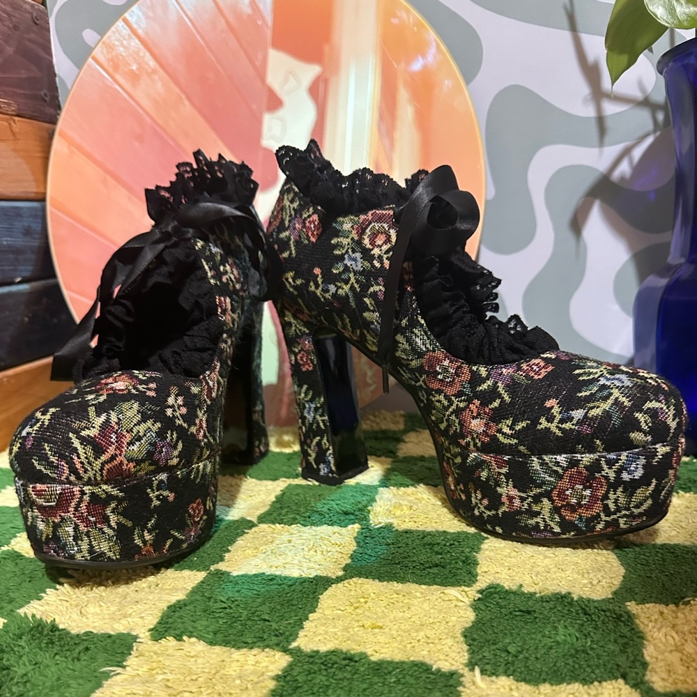 Nocturnal garden platform Mary Jane’s!